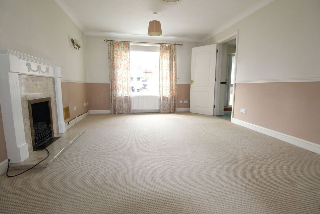 Property photo 3 of 18 Lounge 2