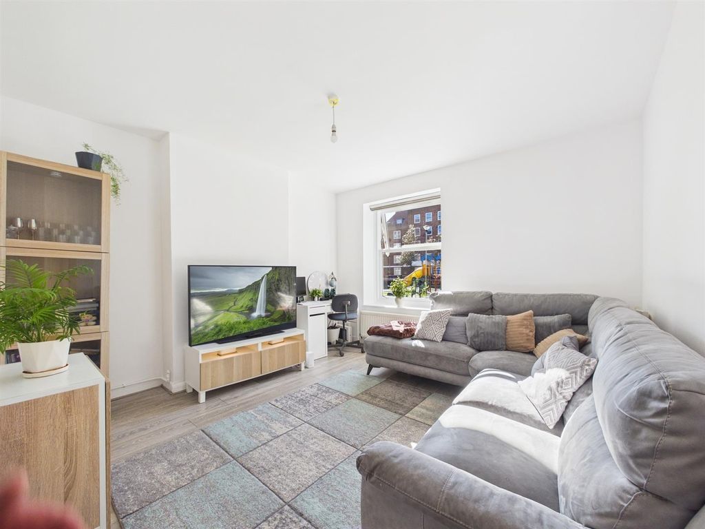 Property photo 3 of 18 Cam01358G0-Pr0220-Still024.Jpg