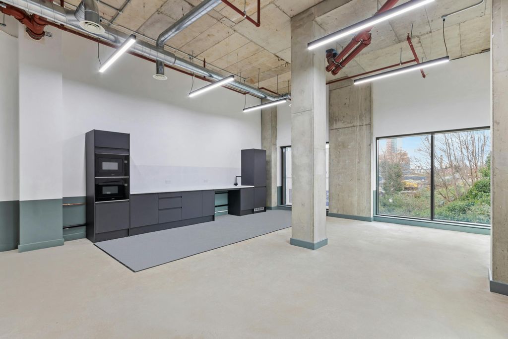 Property photo 2 of 13 Ilderton Road 349 Unit 7 Ph5.Jpg