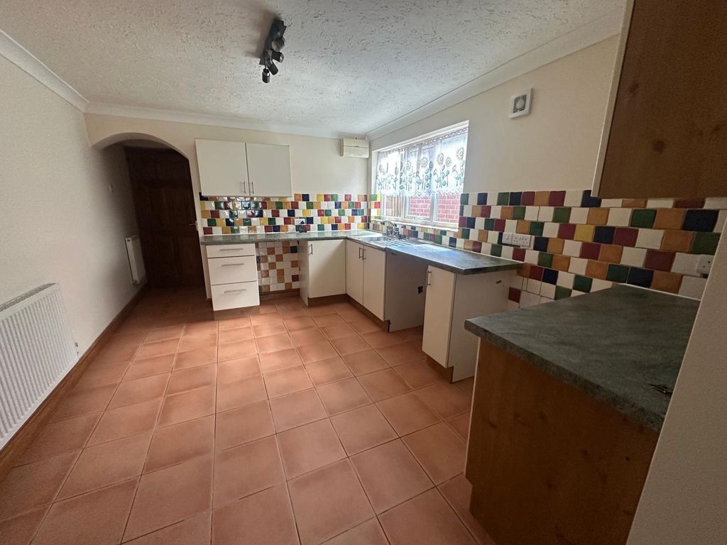 Property photo 1 of 6 Kitchen