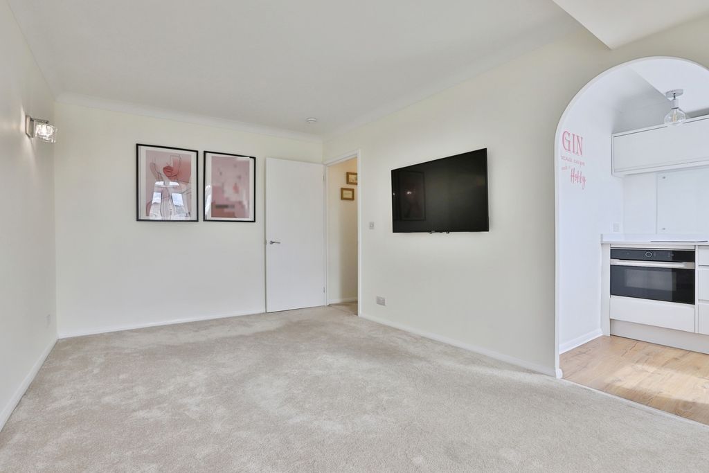 Property photo 3 of 15 Lounge