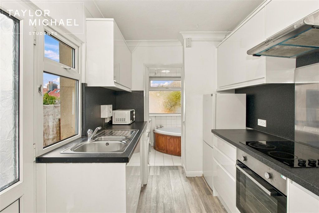 Property photo 3 of 21 Kitchen