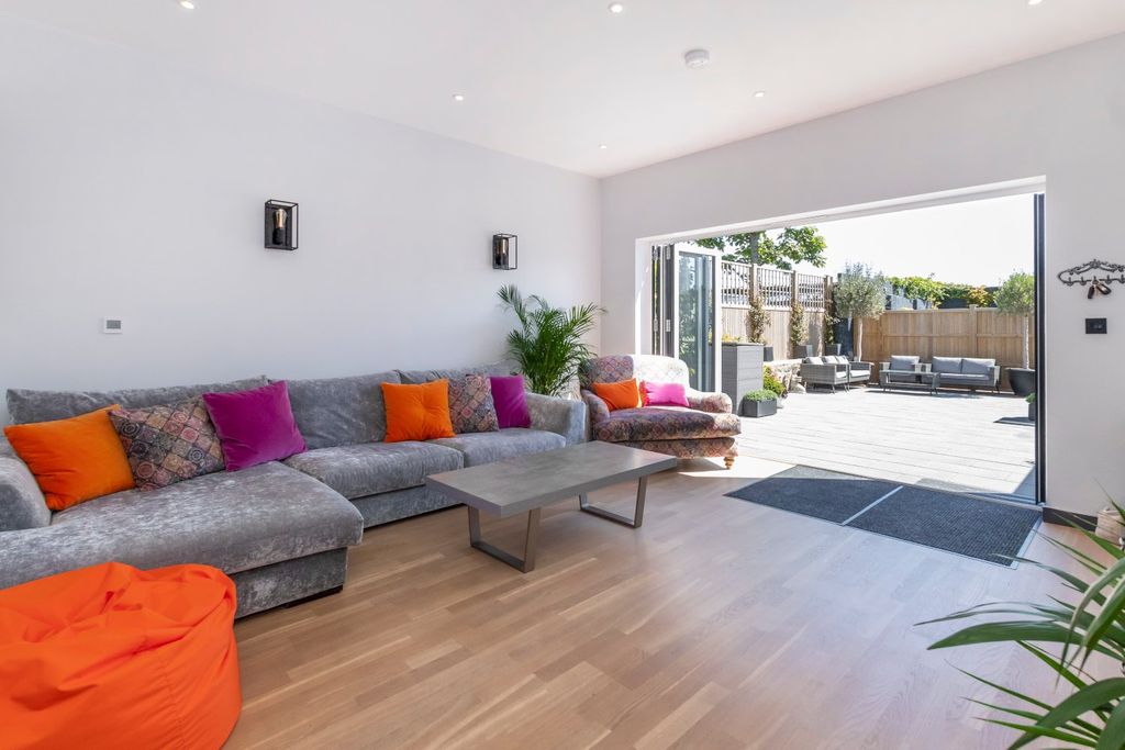 Property photo 2 of 25 Picture No. 20