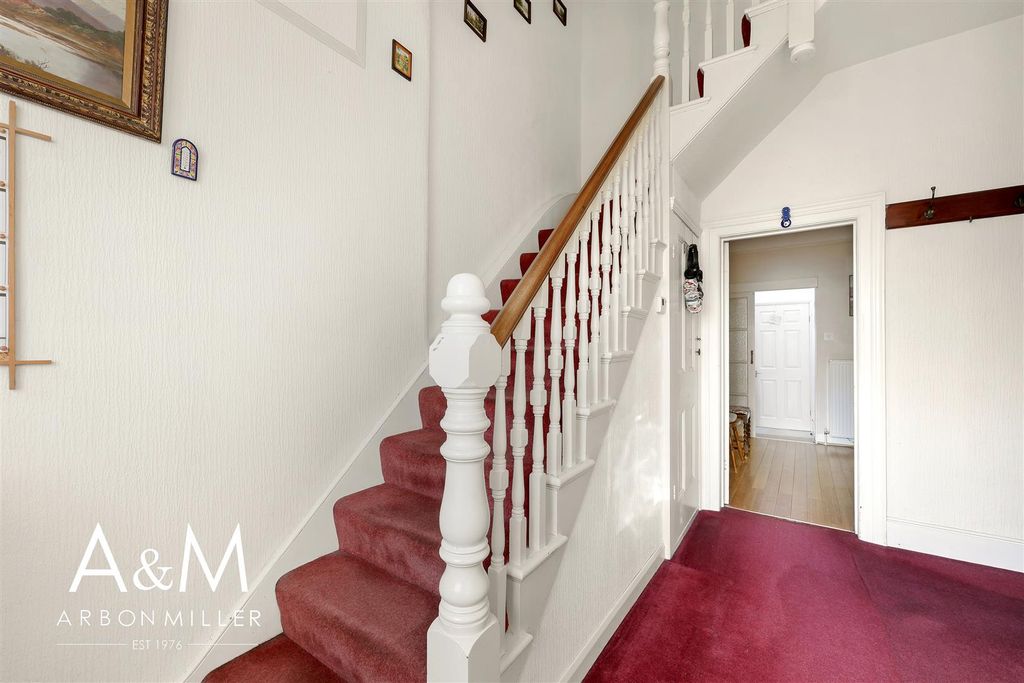 Property photo 3 of 27 Entrance Hall