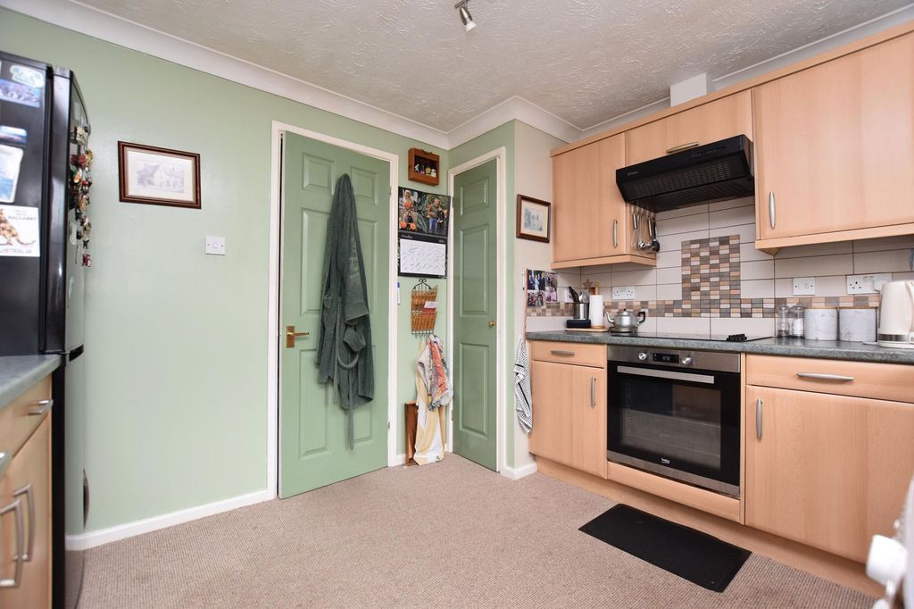 Property photo 3 of 17 Kitchen