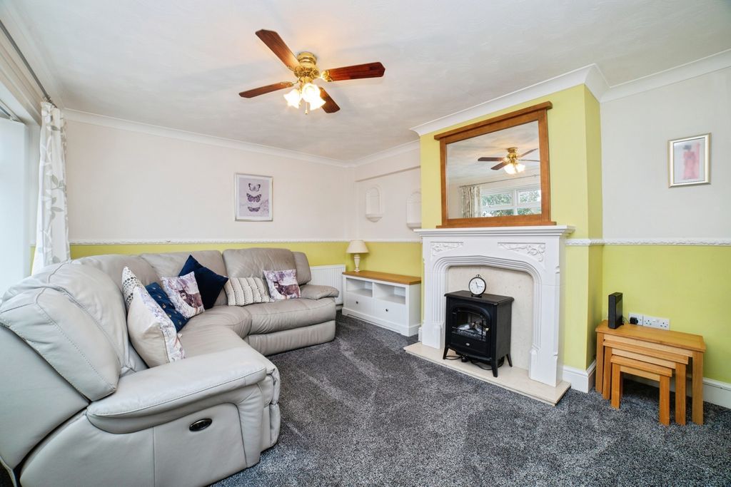 Property photo 2 of 31 Lounge