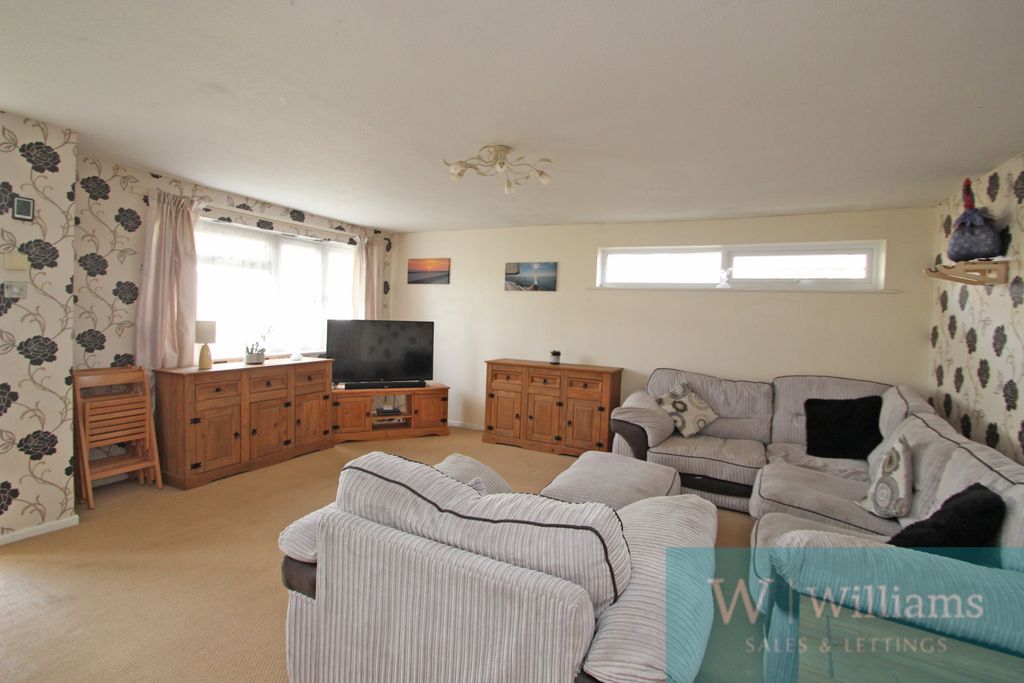 Property photo 3 of 10 Lounge