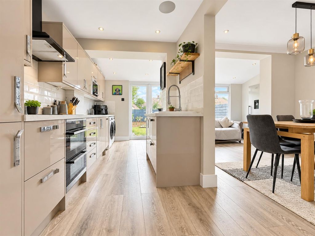 Property photo 3 of 20 F1A90Bdf-8F13-4364-8C09-67C0E16A479F.Jpg