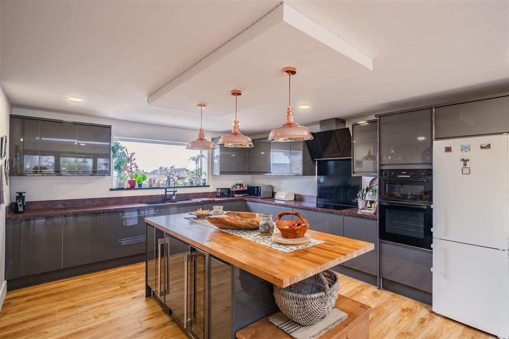 Property photo 3 of 18 Kitchen Diner.Jpg