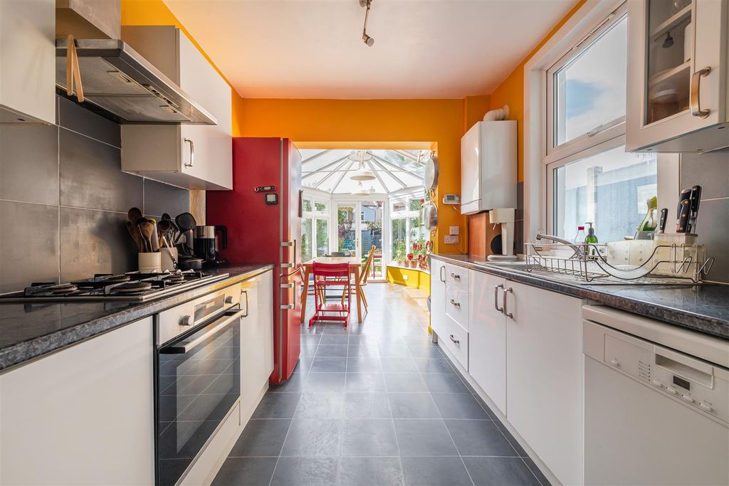 Property photo 3 of 31 Ridley Road, E7