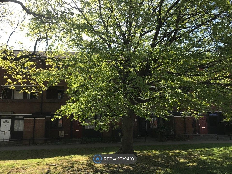 Property photo 2 of 31 Front Of Groundfloor Flat - Oak Tree
