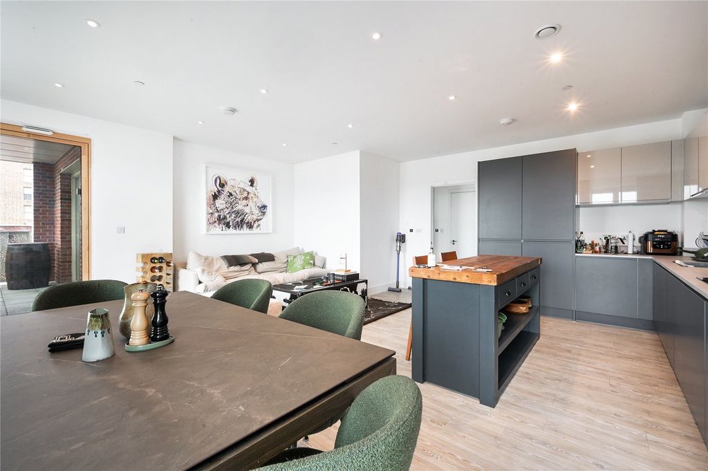 Property photo 3 of 23 Crane Court