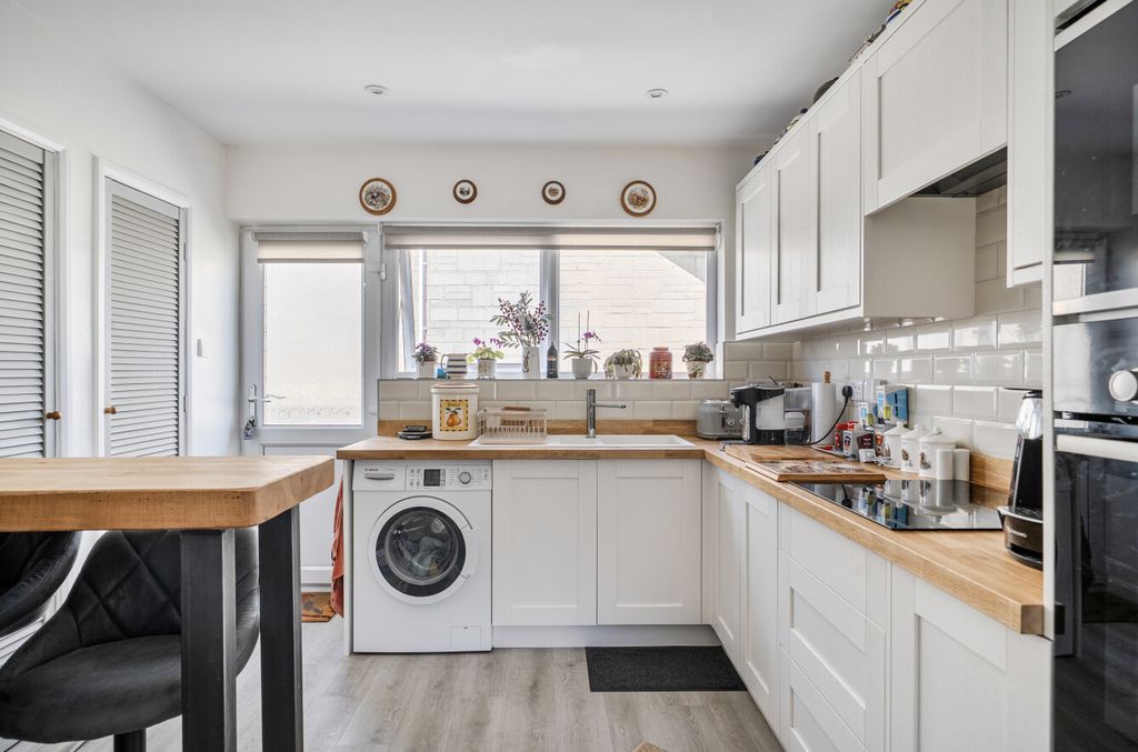 Property photo 2 of 12 148066276A3A6418c5A0c