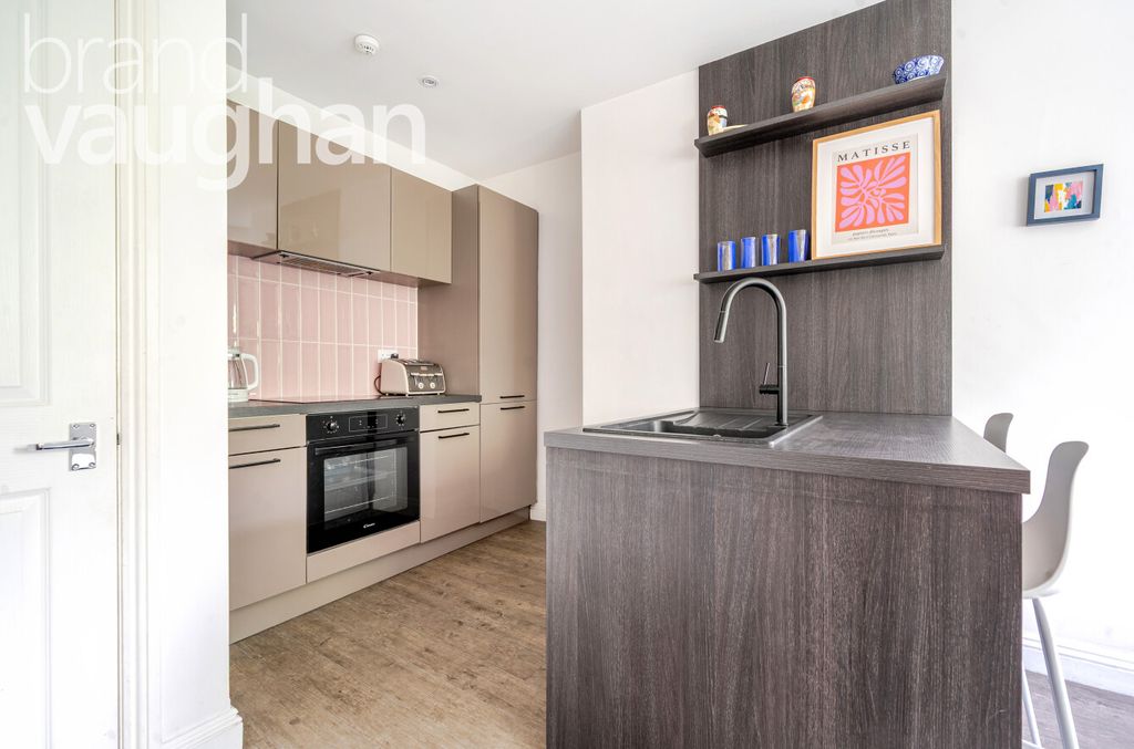 Property photo 2 of 7 Kitchen