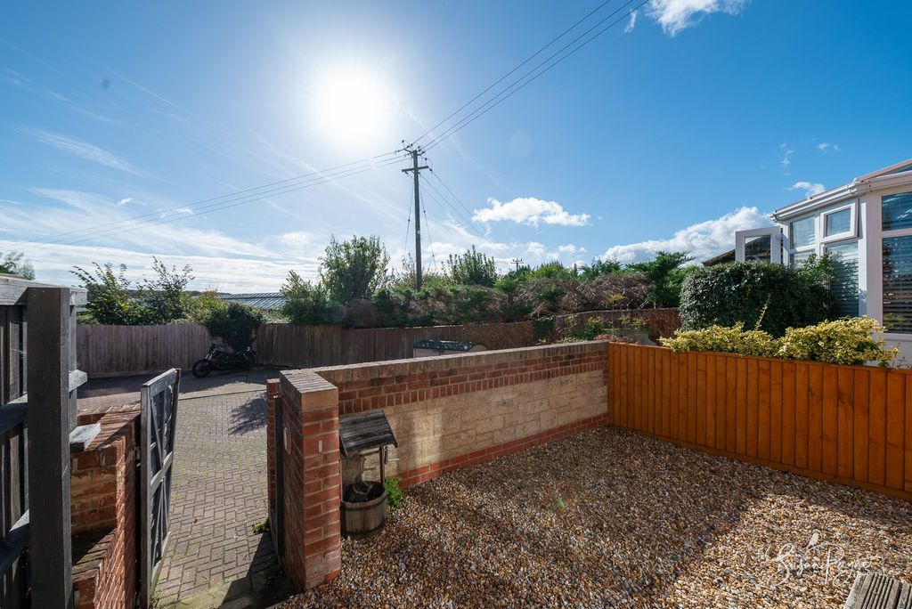 Property photo 2 of 26 Garden And Parking
