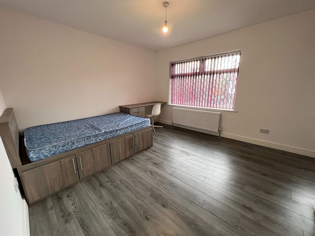 Property photo 2 of 12 A Spacious And Well-Lit Single Bedroom Featuring A...