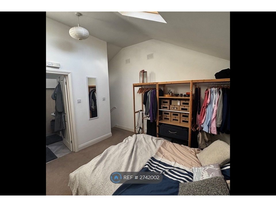 Property photo 2 of 9 Bedroom (2/3)