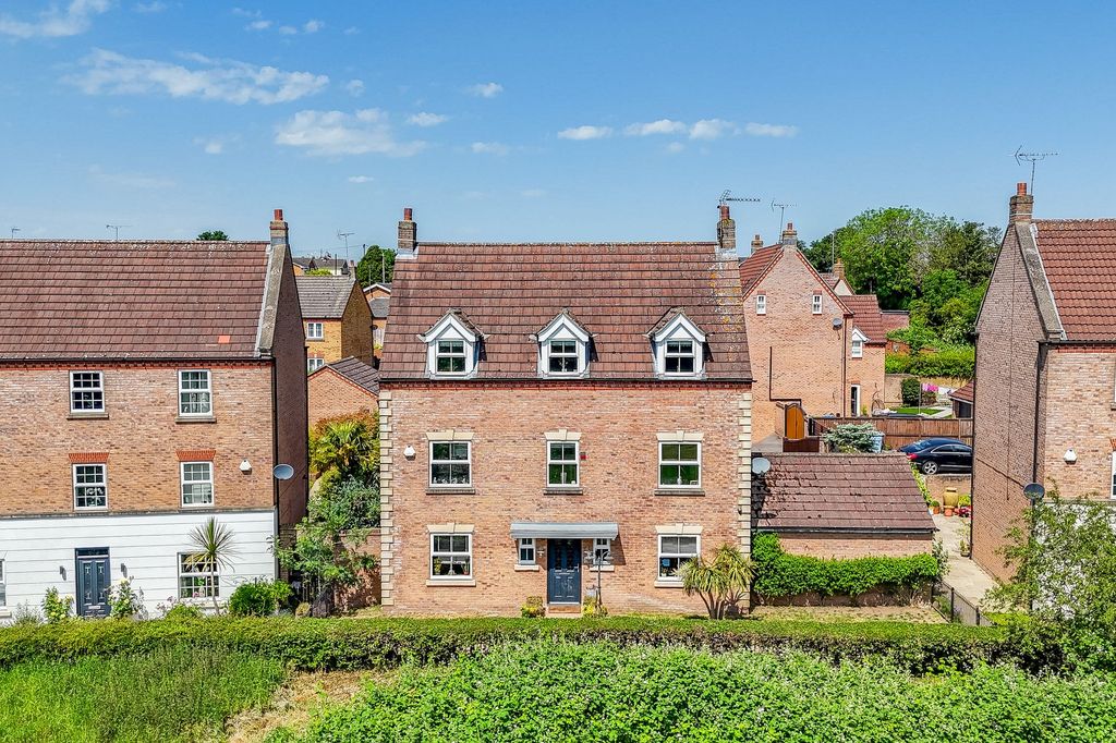 Property photo 1 of 32
