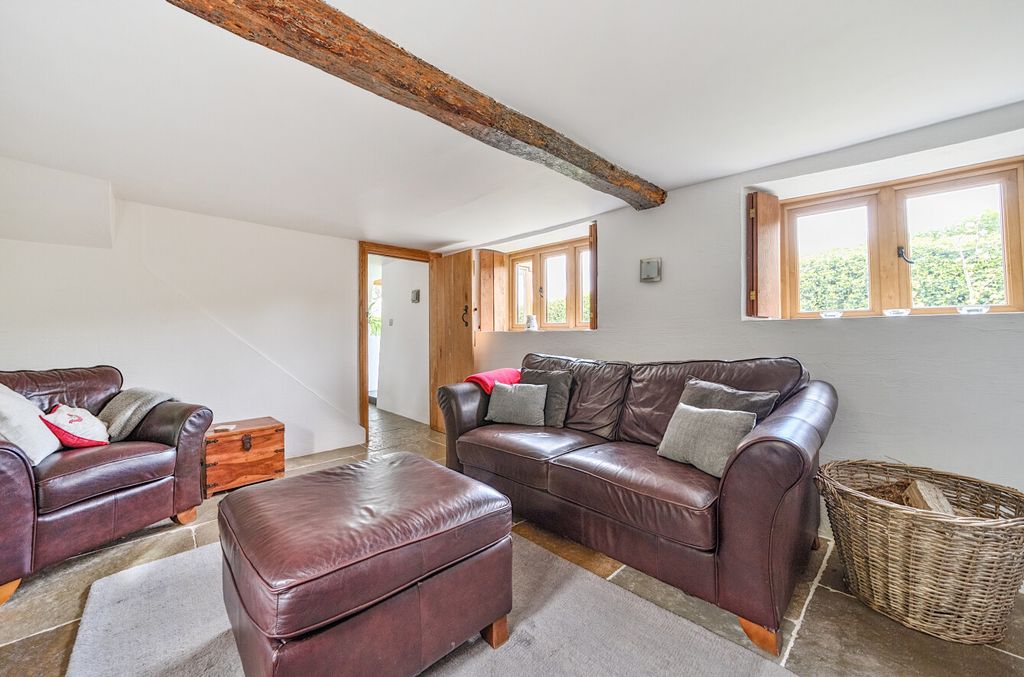 Property photo 3 of 21 30-681ce82Cbf475-1286011-Arw-30