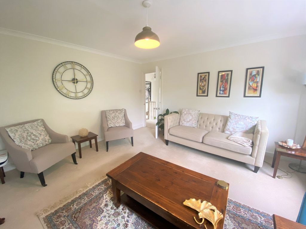Property photo 1 of 7 Lounge 2