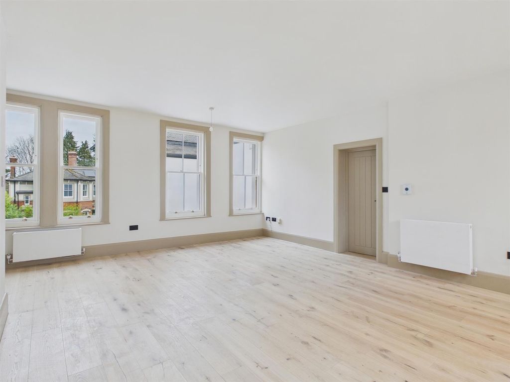 Property photo 3 of 13 Cam03972G0-Pr0318-Still006.Jpg