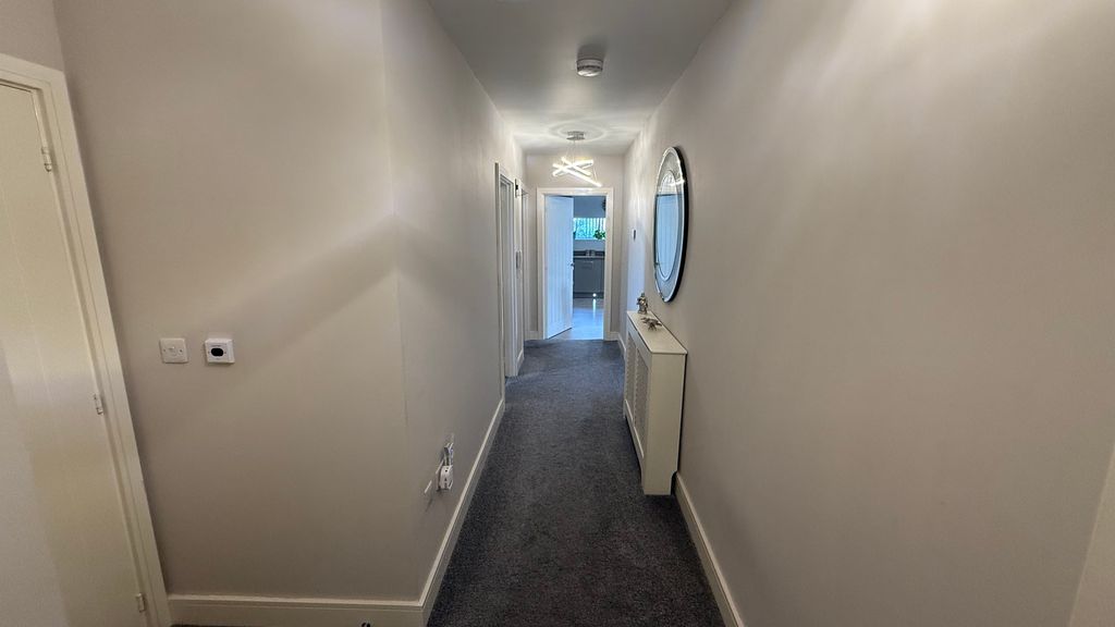 Property photo 2 of 11 Hallway