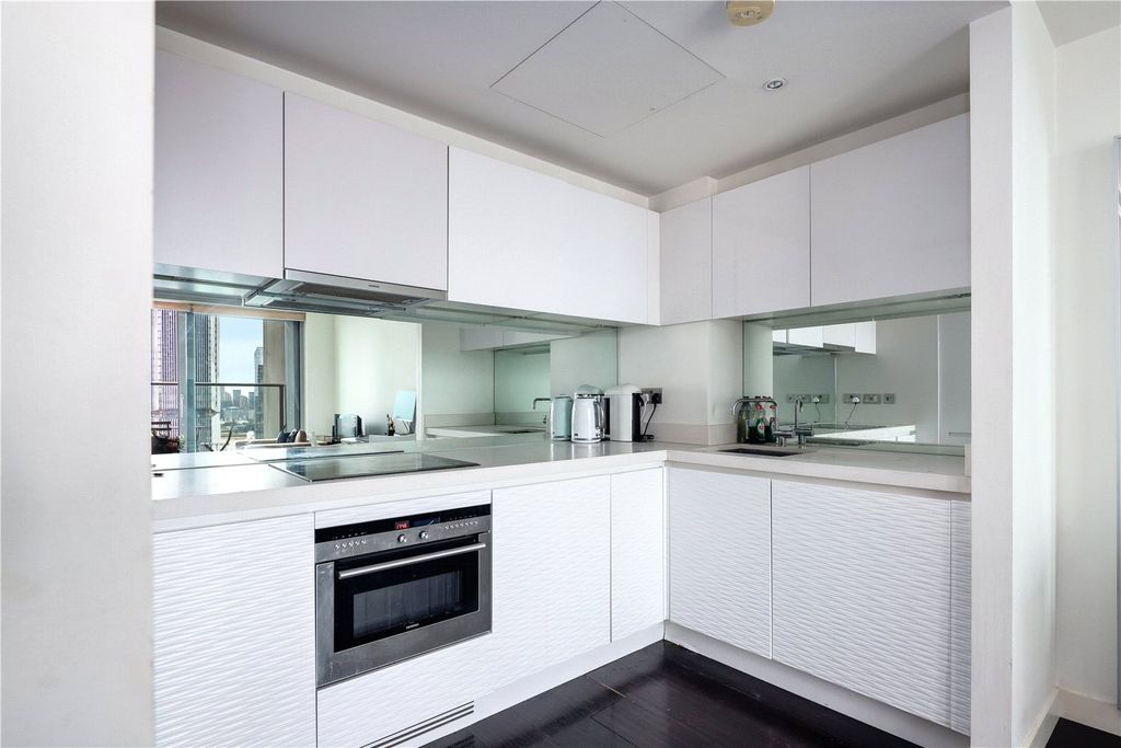 Property photo 3 of 18 Kitchen