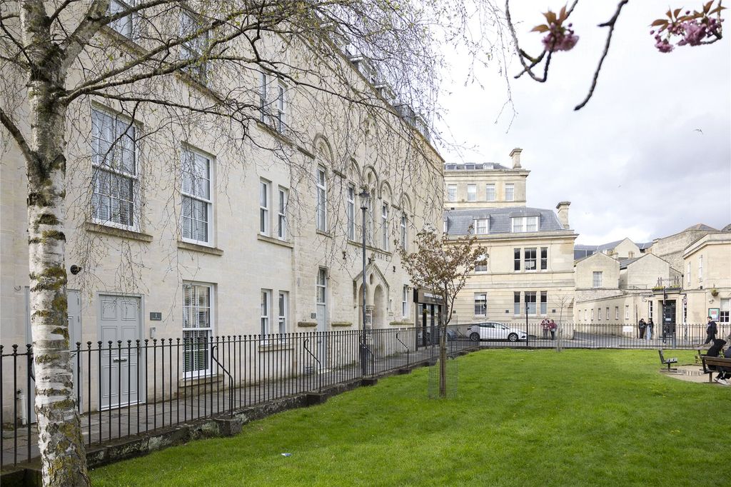 Property photo 1 of 16 St James's Passage
