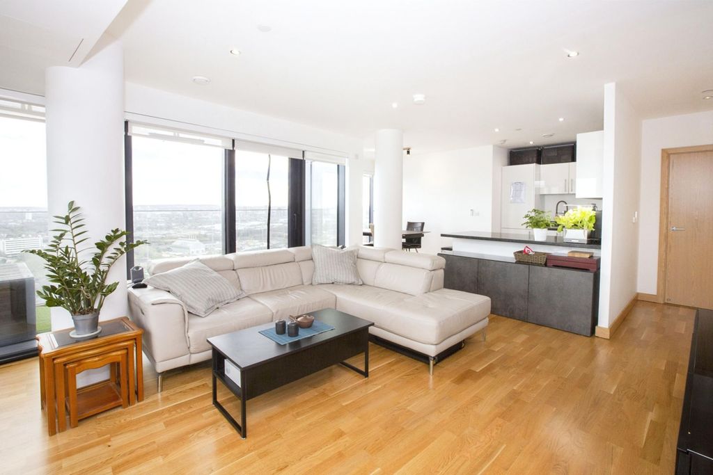 Property photo 2 of 14 Lounge