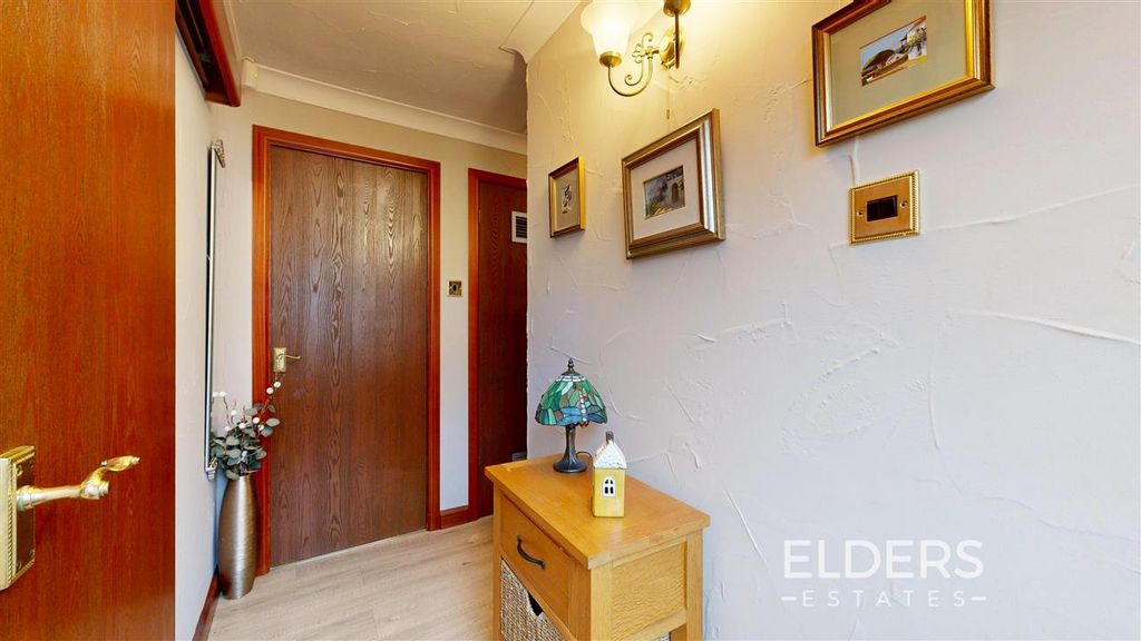 Property photo 3 of 21 Entrance Hall