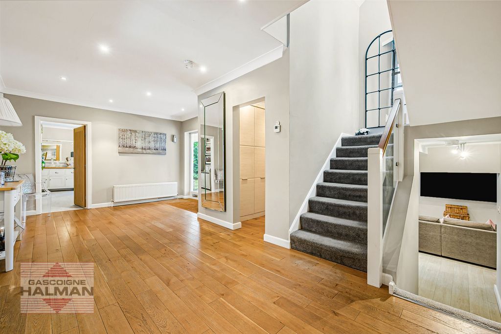 Property photo 2 of 35