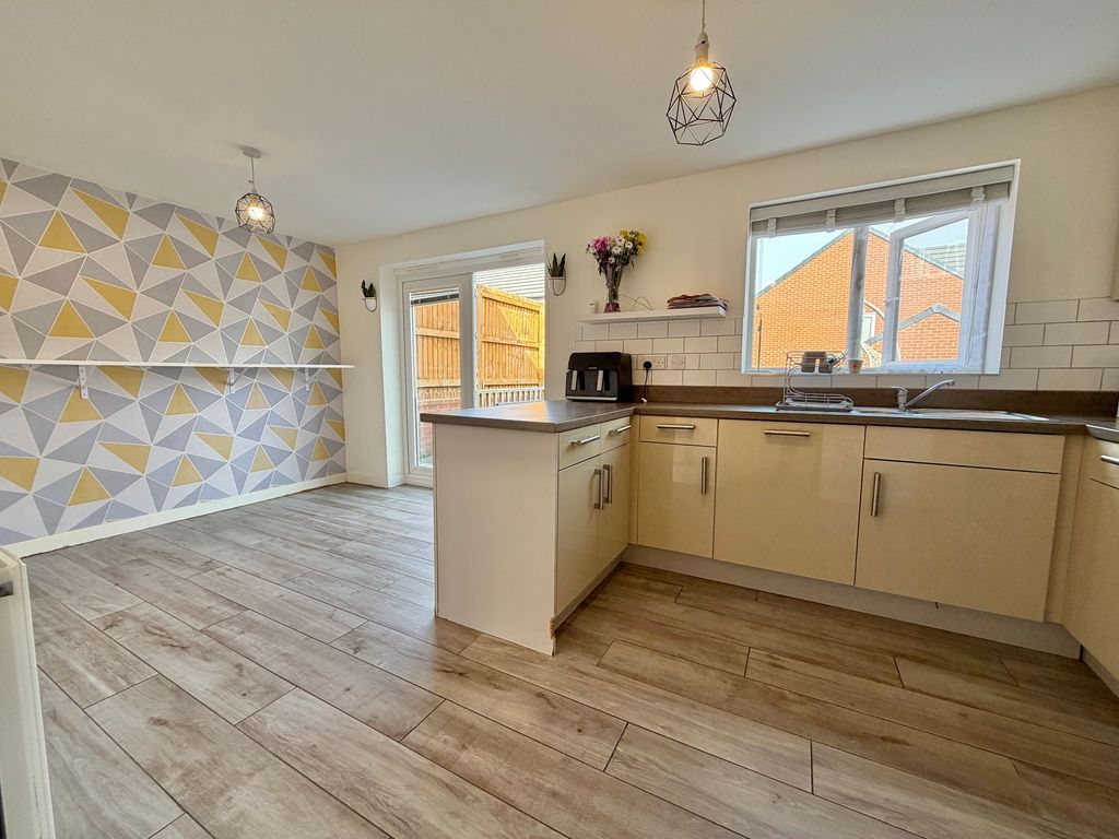 Property photo 3 of 19 Dining Kitchen