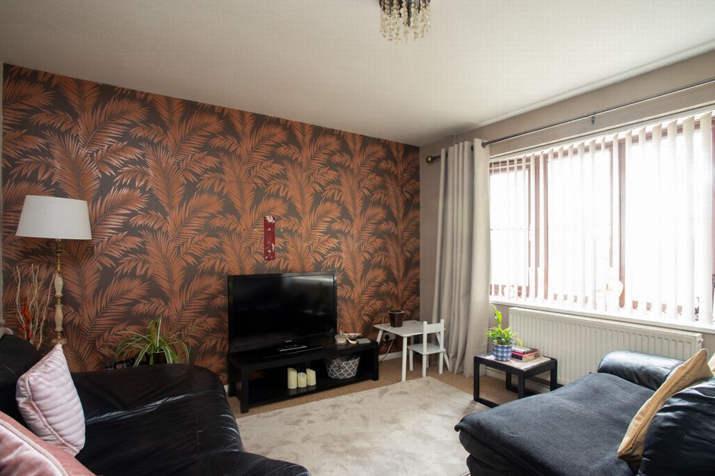 Property photo 3 of 17 Living Space