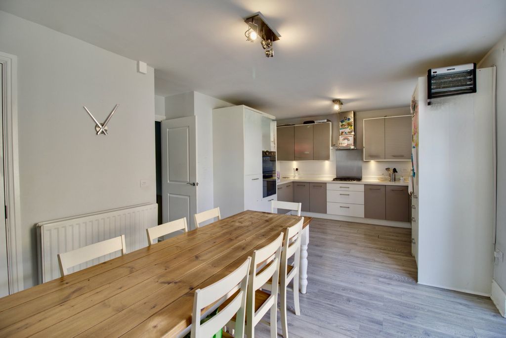 Property photo 2 of 27