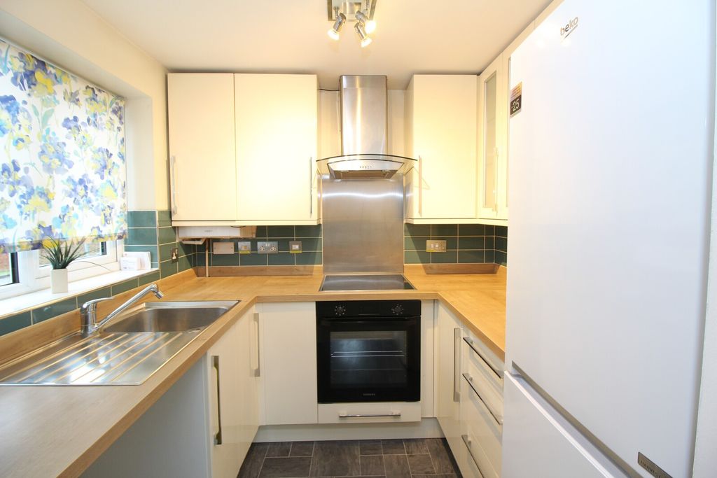 Property photo 3 of 8 Kitchen