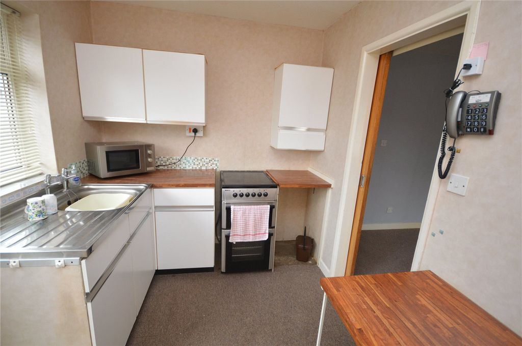 Property photo 3 of 10 Kitchen