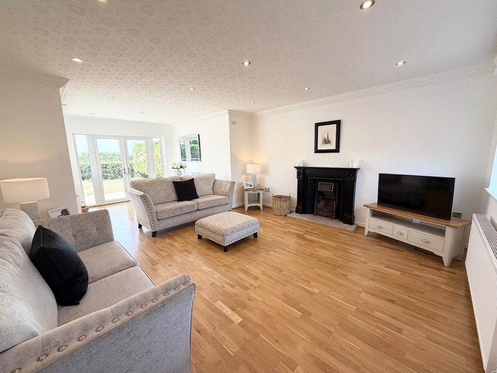 Property photo 2 of 13 Lounge