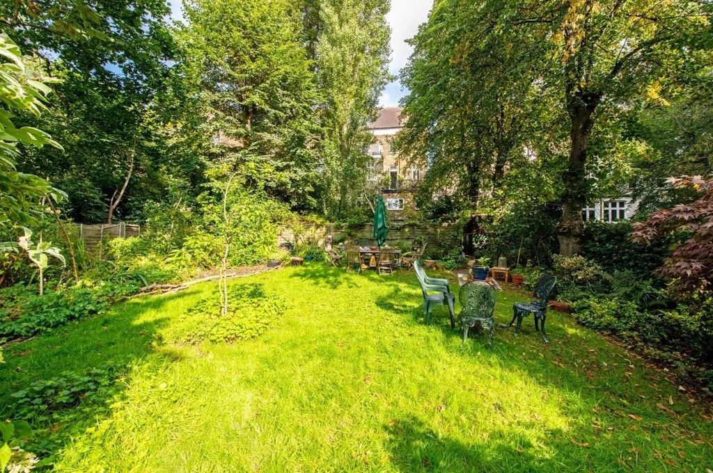 Property photo 3 of 10 Communal Garden.Jpg