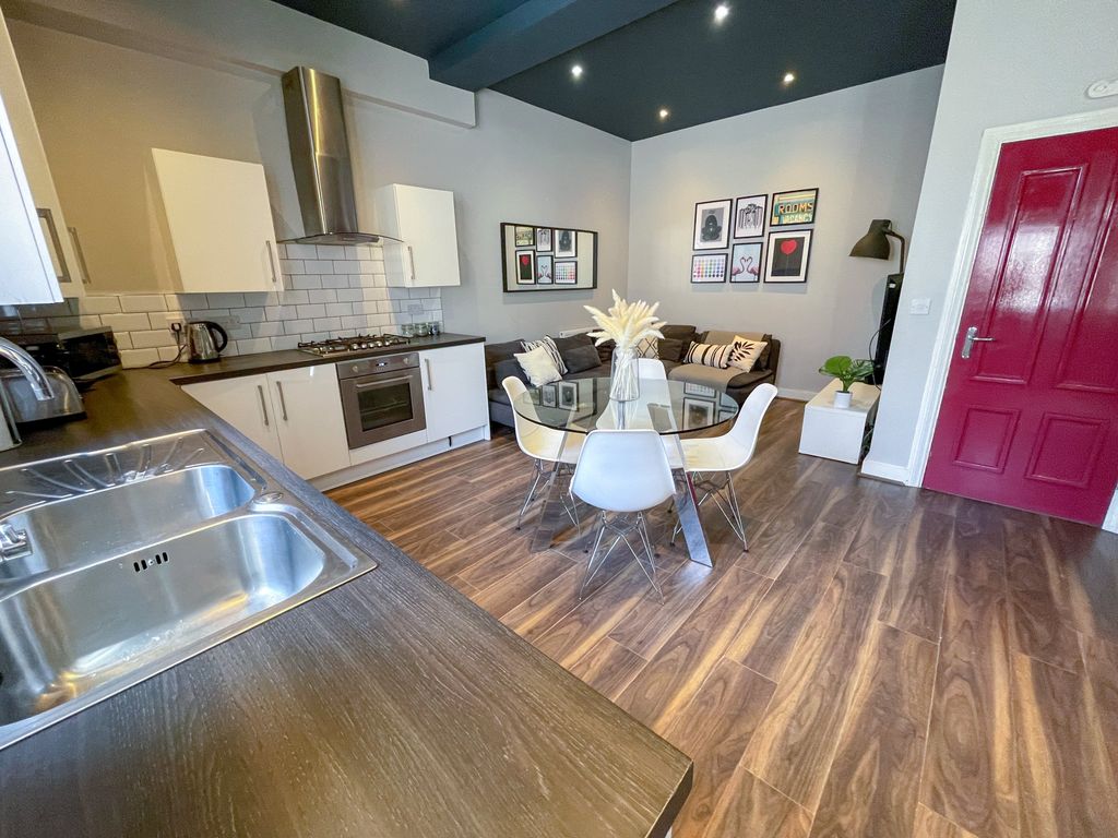 Property photo 1 of 15 4 Esher Road10