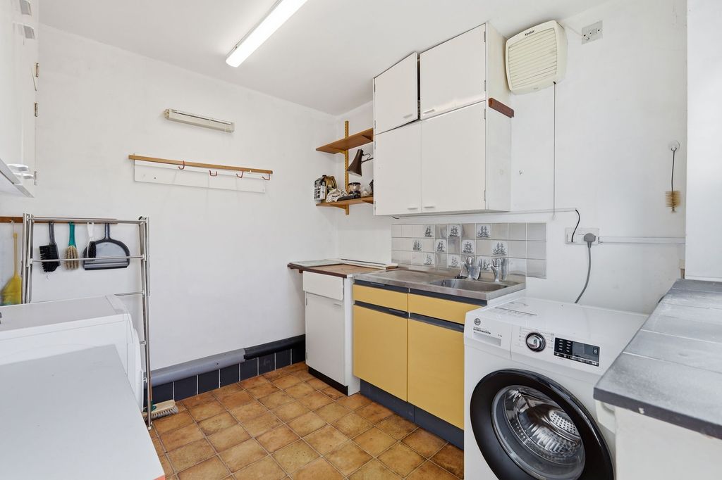 Property photo 3 of 31