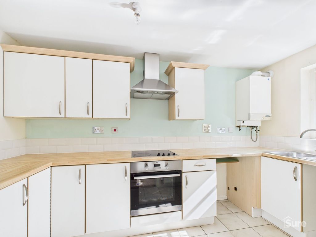 Property photo 3 of 13 Kitchen