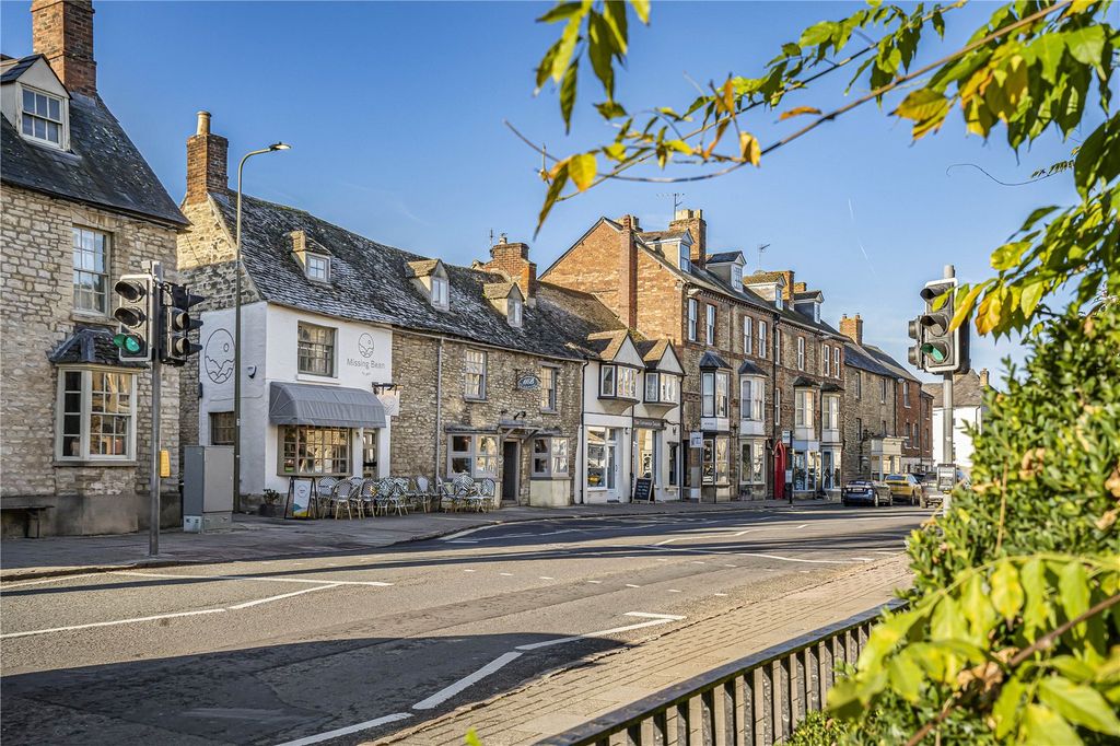 Property photo 3 of 27 Woodstock