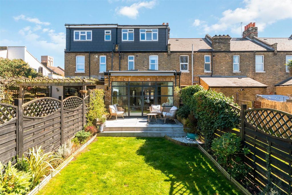 Property photo 3 of 16 Garden