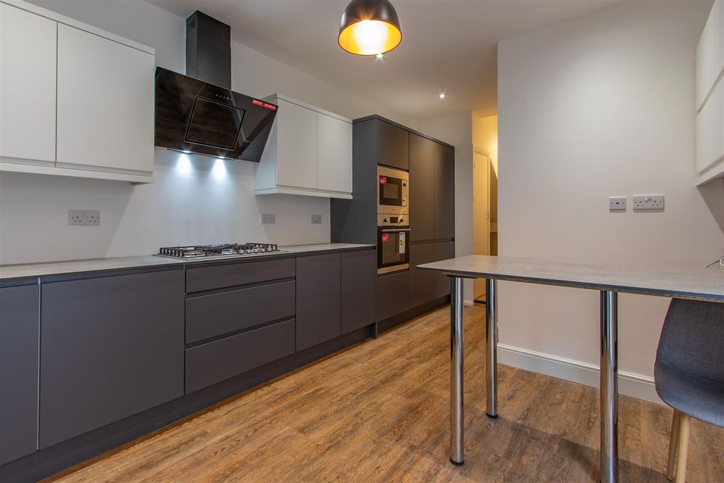 Property photo 3 of 8 Grosvenor Street 15-3.Jpg