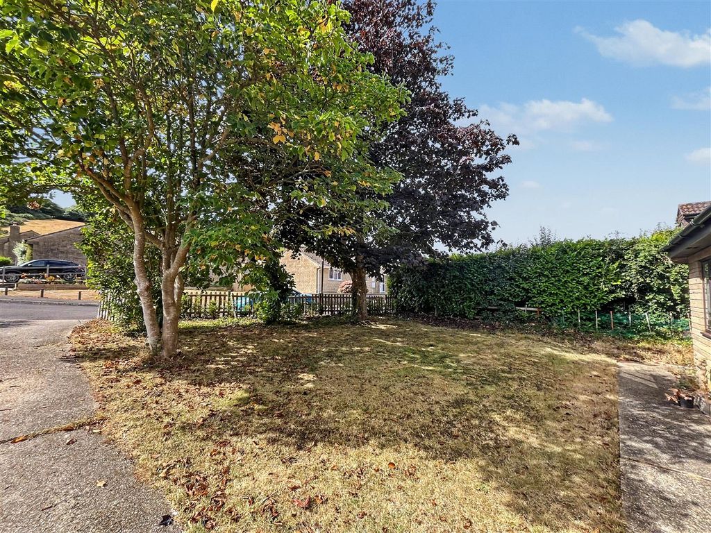 Property photo 2 of 19 Front Garden