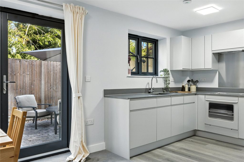 Property photo 3 of 13 Show Apartment