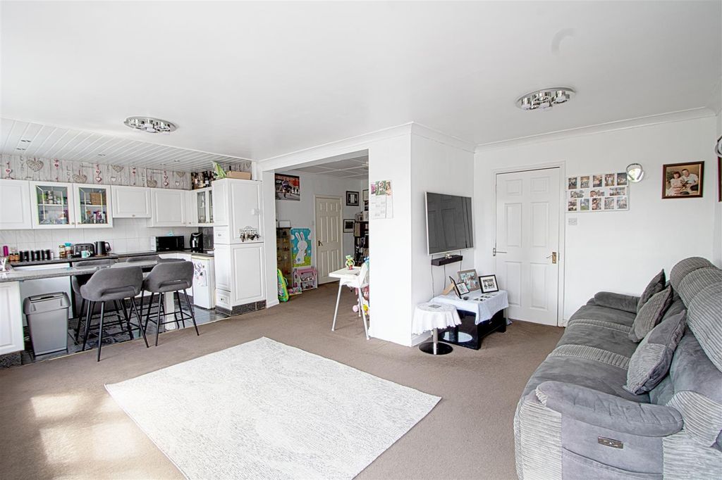 Property photo 3 of 16 Kitch Fam 2.Jpg