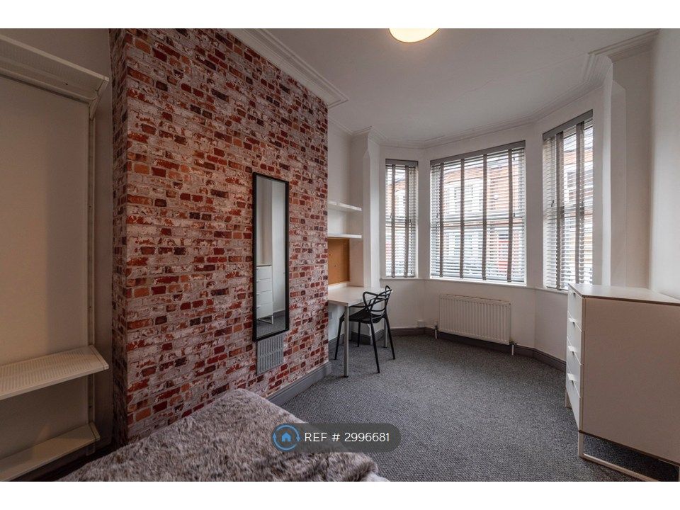 Property photo 1 of 12 Bedroom 1 Ground Floor Front