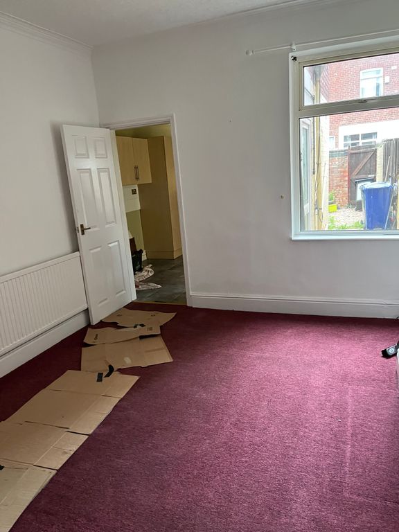 Property photo 3 of 6 Middle Room 