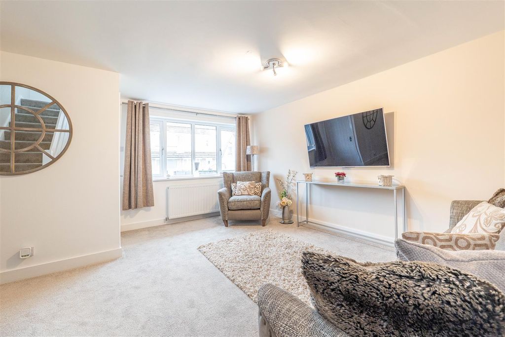 Property photo 3 of 29 Lounge